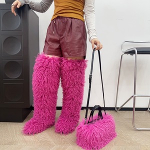 Stivali al ginocchio da donna in pelliccia sintetica effetto barboncino da 72 cm, morbidi e soffici, con punta tonda, stile stivali da neve, set con borsa coordinata - Product Image 5