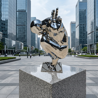 Sculpture moderne en acier inoxydable, homme abstrait accroupi, finition polie miroir, statue d'art public pour la décoration de places urbaines et de monuments.
