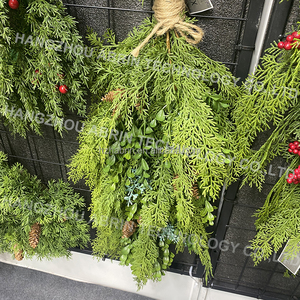 Baies Rouges De Noël <span class=keywords><strong>Plante</strong></span> Artificielle Escaliers Décorations 71 Pouces PE Teardrop Pommes De Pin Verdure <span class=keywords><strong>Porte</strong></span> En Plastique pour La Fête - Product Image 1