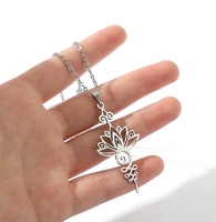 Collier à pendentif Lotus simple en acier inoxydable Accessoire de mode polyvalent avec forme de papillon pour chaîne de chandail