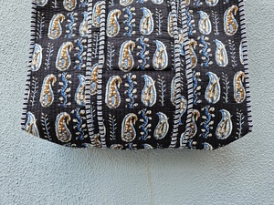 กระเป๋าผ้าฝ้ายทำมือลายดำ พิมพ์ลายดอกไม้สีน้ำเงิน สไตล์วินเทจ โบโฮ เป็นมิตรกับสิ่งแวดล้อม สำหรับขายส่ง - Product Image 3