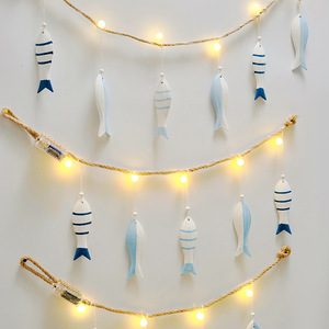 ไฟ LED รูปปลาแบบสายห้อย สไตล์เมดิเตอร์เรเนียน สำหรับตกแต่งห้องนอนภายในบ้าน ให้แสงอบอุ่น พร้อมจี้พลาสติกแขวนผนัง - Product Image 3