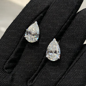 ต่างหูเพชรทรงลูกแพร์ ดีไซน์หรูหรา เพชรเพาะเลี้ยงในห้องปฏิบัติการ ได้รับการรับรองจาก IGI เหมาะสำหรับงานแต่งงาน ของขวัญวันครบรอบ หรืองานเลี้ยงตอนเย็น - Product Image 4