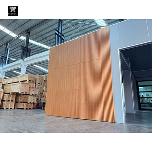 <span class=keywords><strong>Porte</strong></span> de <span class=keywords><strong>garage</strong></span> sectionnelle en aluminium intégrée au mur, moderne, à grain de bois clair, à rainures verticales, sans joint - Product Image 2