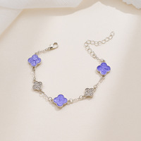 Ensemble de bijoux de mode pour femmes à usage quotidien, collier, bracelet, bague et boucles d'oreilles en alliage avec motif trèfle porte-bonheur - un coffret cadeau