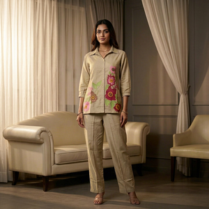 Ensemble de pyjama pour femmes en polyester/coton tissé brodé de fleurs beiges, chemise à manches trois quarts, pantalon droit, vêtements décontractés - Product Image 1