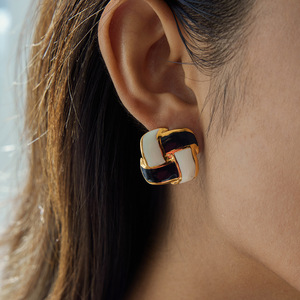 ต่างหูทรงเรขาคณิตสีดำขาว ทอง 18K สแตนเลสสตีล สำหรับผู้หญิง สวมใส่ได้ทุกวัน - Product Image 2