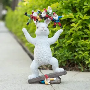 Conejo jugando al aire libre con jardín, figurita de casa, césped, pintado a mano