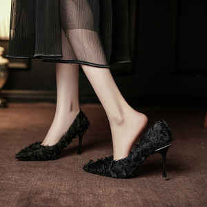 Zapatos de novia de tacón de aguja con punta en pico y decoración floral para vestido de novia, modelo Y25930. - Product Image 4