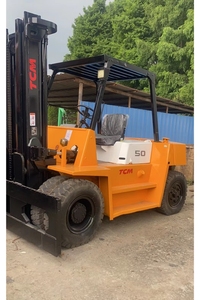 <b>Used</b> TCM 5 Ton Japanese Diesel Forklift with original Engine 4WD 3 Stage Mast for Sale - Product Image 1