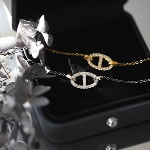 Collar con hebilla cuadrada de nariz de cerdo, joyería que no se desvanece, cadena de clavícula de acero de titanio dorado con microincrustaciones en forma de Dan - Product Image 3