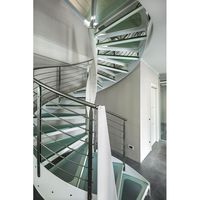 Escalier en colimaçon au design moderne avec marches en verre trempé, garde-corps en câble métallique, construction en acier inoxydable pour appartement et entrepôt