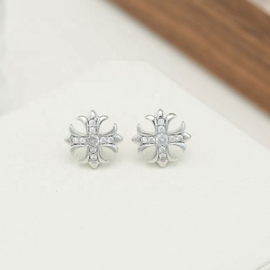Petites boucles d'oreilles à clous de style rétro, micro-incrustées de zircon, nouveau design géométrique exquis et tendance pour femmes - Product Image 6