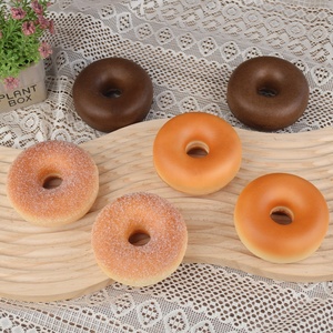 Décoration murale alimentaire en forme de faux donut en PU, modèle de donut décoratif pour fête, avec relief de glaçage au chocolat, en plastique fantaisie, effet de sucre compressé, promotionnel - Product Image 3
