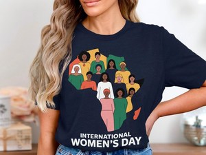 Camiseta de Manga Larga para Mujer con Estampado 'Africa Women Strong', Regalo para el Día de la Mujer 2028, Día Internacional de la Mujer, Corte Regular, 100% Algodón - Product Image 3