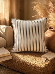 Coussin décoratif en coton avec rayures classiques et modernes pour canapé, lit et chaise - Product Image 2