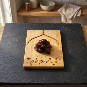 Tabla de cortar de madera grabada especial para Ramadán, elegante, duradera, ecológica, islámica, para servir dátiles y aperitivos. - Product Image 1