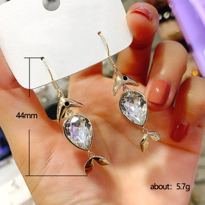 Eleganti Orecchini Pendenti Geometrici a Mezzaluna con Perle, Gioielli Minimalisti da Donna - Product Image 3