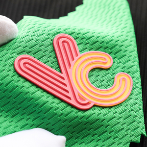 Sắt Trên Nhãn Tùy Chỉnh In Kỹ Thuật Số Nhiều Màu 3D Lớn lên Tên Thương Hiệu Logo Silicone Cao Su Truyền Nhiệt Dán Cho T-<span class=keywords><strong>Shirts</strong></span> - Product Image 1