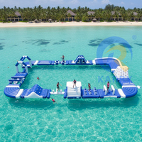 Grand parc aquatique gonflable flottant bleu et blanc, parcours d'obstacles aquatiques pour les lacs et les plages