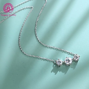 Collar con colgante de moissanita de <span class=keywords><strong>3</strong></span> piedras de corte brillante redondo elegante collar de moissanita de Plata de Ley 925 de alta calidad para regalos - Product Image 2