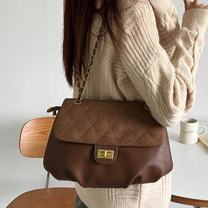 Bolso de Hombro Grande para Mujer, Color Marrón Sólido, Correa de Cadena, Cierre con Bloqueo, Uso Diario - Product Image 4