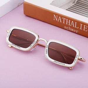 Gafas de sol cuadradas Nathalie para mujer, montura de PC UV400, lentes de clase 2, estilo retro de moda - Product Image 1