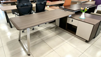 Bureau de direction moderne de luxe avec surface thermoformée en PMMA, résistant à l'usure et imperméable, avec armoire latérale