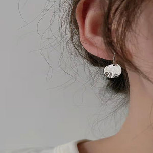 Boucles d'oreilles créoles modernes à disque alvéolé en cuivre plaqué or pour femmes cercles texturés pour les vacances à la plage - Product Image 2