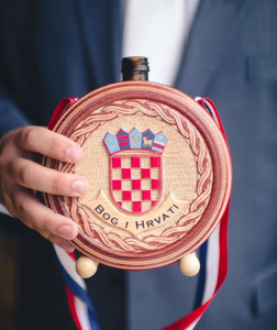 Bouteille à vin en bois croate, capacité 500 ml, design portable, personnalisable pour les mariages - Product Image 4