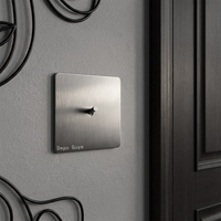 Interruptores de palanca retro plateados con placas, enchufe de pared del Reino Unido 220V, tomas de corriente universales y interruptores reguladores de intensidad.