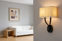 Applique murale LED moderne en tissu avec abat-jour plissé – Luminaire mural à intensité variable avec bras métallique en Y unique pour couloir d'hôtel, chambre et salon