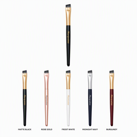 Pinceau Anglé Professionnel Vegan Synthétique Taklon pour Eyeliner, Correcteur et Sourcils, Manche Mat Doré en Aluminium, Approuvé PETA, Personnalisable