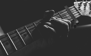Cejilla acústica <span class=keywords><strong>para</strong></span> <span class=keywords><strong>bajo</strong></span> eléctrico acústico y <span class=keywords><strong>afinador</strong></span> <span class=keywords><strong>de</strong></span> ukelele abrazadera <span class=keywords><strong>de</strong></span> guitarra - Product Image 3