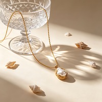 Collier Pendentif Perle Baroque pour Femme en Gros, Chaîne Vintage en Acier Inoxydable Doré, Bijou Tendance