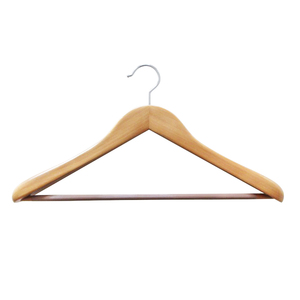 Perchas de madera maciza con gancho plateado extra ancho y contorneado para trajes de hombre, ideales para exhibición en tiendas de ropa. - Product Image 1