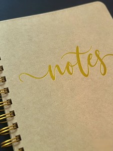 Quaderno a Spirale in Carta Kraft Marrone con Calligrafia in Lamina d'Oro, Blocco Note Minimalista Ecologico per Ufficio e Scuola - Product Image 6