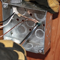 Boîtier de jonction carré octogonal en acier galvanisé soudé IP65 de 4 pouces avec prise de mise à la terre surélevée et plaque de couverture pour boîtier électrique