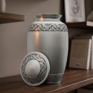 Urna Funeraria Plateada de Estilo Europeo para Adultos con Diseños Personalizables - Artesanía India Ecológica - Product Image 1