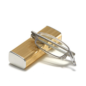 نظارات قراءة BY9111 قابلة للطي بإطار معدني ذهبي للجنسين، مع أذرع قابلة للتعديل وحافظة لضعف النظر للرجال والنساء - Product Image 1