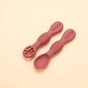 Juego de vajilla de cuchara previa de silicona sin BPA al por mayor, juego de cucharas de alimentación de entrenamiento con LED <span class=keywords><strong>para</strong></span> bebés de primera etapa, utensilios de destete <span class=keywords><strong>para</strong></span> niños pequeños - Product Image 1