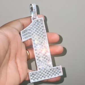 Ramdut Impex RD-MP28 Premium Numéro 1 Initiale Moissanite Croix Diamant Design Baguette Finition Or Blanc Pendentif Charme - Product Image 4