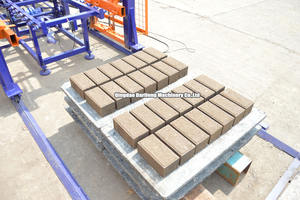 Machine de fabrication de briques QT4-15 automatique dans la conception Machine de fabrication de blocs de béton creux Ensemble complet au Panama - Product Image 6