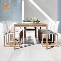 Table de repas rectangulaire en bois pour l'extérieur, avec pieds carrés, plateau en teck à lattes, base géométrique, mobilier de jardin