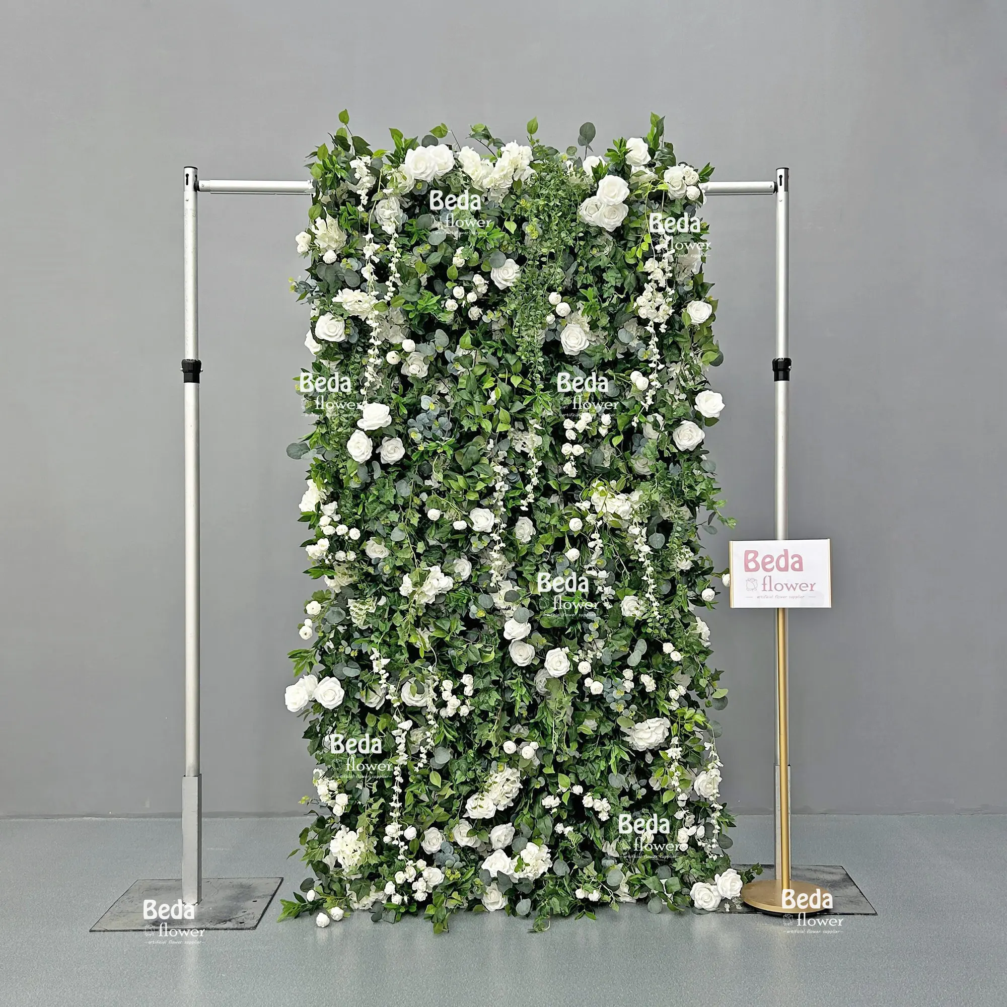 베다 꽃 웨딩 배경 녹색 버드 나무 잎 심비듐과 화이트 로즈 패브릭 천 꽃 벽