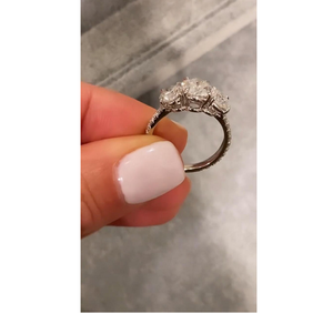 แหวนเพชรทรงกลม 3 เม็ด แหวนหมั้นเพชรเลี้ยงในห้องปฏิบัติการ ทอง 14K แหวนทริโลจี ดีไซน์หรูหรา ของขวัญเครื่องประดับชั้นดีสำหรับผู้หญิง - Product Image 1