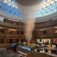 Lustre ANNO Grand Hotel Atrium avec design en vortex cascade et gouttes suspendues denses, luminaire suspendu long