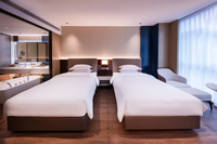 Ensemble de chambre à coucher moderne de luxe en bois, lit king size, cadre en bois massif, tête de lit rembourrée - Meubles pour hôtel et appartement, tailles personnalisables