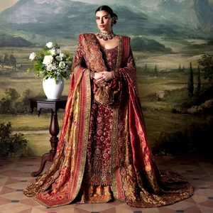 Ensemble de mariée brodé Lehenga Choli à manches longues, col festonné, longueur ras du sol, coupe trapèze, traîne brodée, perles et Zardozi pour mariage - Product Image 1