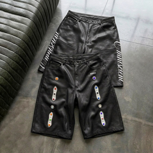 Shorts en cuir PU pour homme, design strass de haute qualité, logo personnalisé, style vintage noir, streetwear tendance. - Product Image 2
